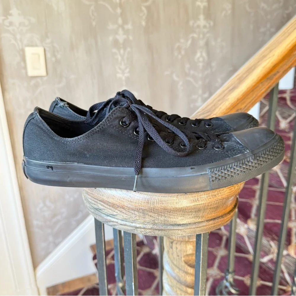 VANS men’s low rise, solid black sneaker size 11 good condition
